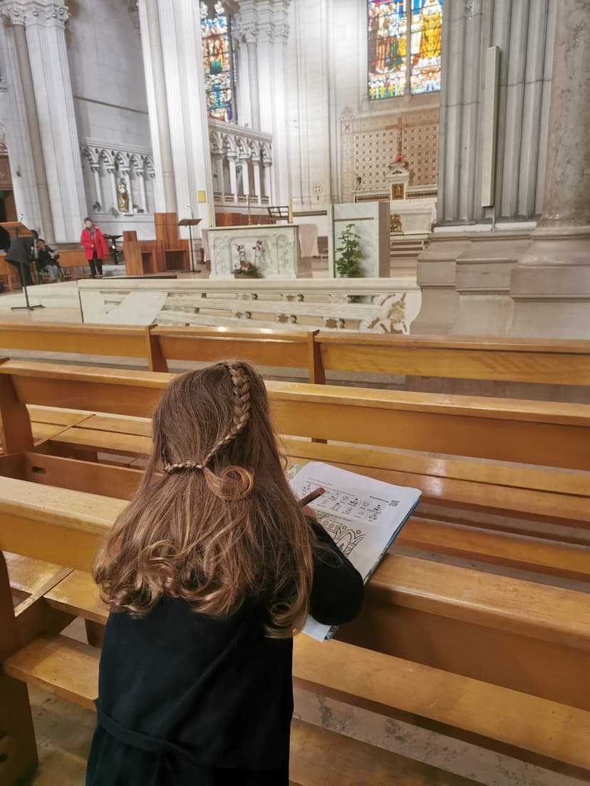 Enfant calme à la messe avec Amen Colors